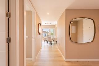 Appartement in Nueva Andalucía centro. Apartamento de esquina de lujo con vistas al mar y la montaña en