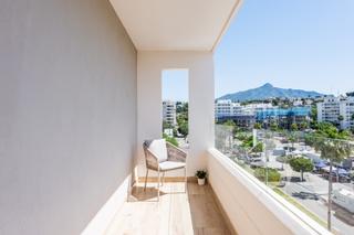 Appartement à Nueva Andalucía centro. Apartamento de esquina de lujo con vistas al mar y la montaña en