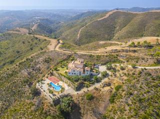 Haus in Altos de Estepona. Preciosa finca en venta en forest hills, estepona