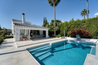 Casa en La Alquería. Villa elegante renovada en la alquería, benahavís