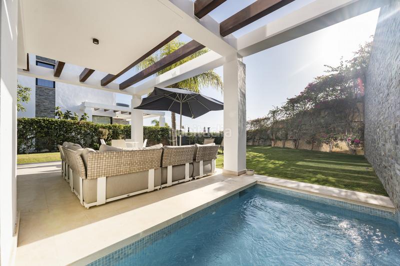 Foto 4b54d0c0-a2e4-4d5c-b18f-ea4b010bf842. Casa amb aparcament piscina a Cabopino - Artola Marbella