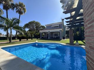 Casa en Centro. Villa en monte biarritz