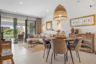 Rez-de-chaussée à Estepona Golf. Apartamento en planta baja con jardín privado y vistas al mar en
