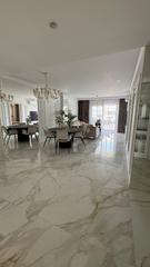 Apartamento en Lomas de Marbella Club. Lujoso apartamento de dos dormitorios a 1 minuto del codiciado p