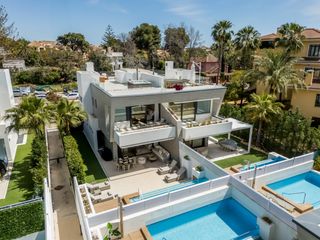 Casa aparellada a Isabel clara eugenia 5. Villa pareada moderna cerca de puerto banús