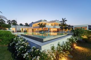 Casa a Los Naranjos. Excepcional villa contemporánea con gran privacidad, vistas pano