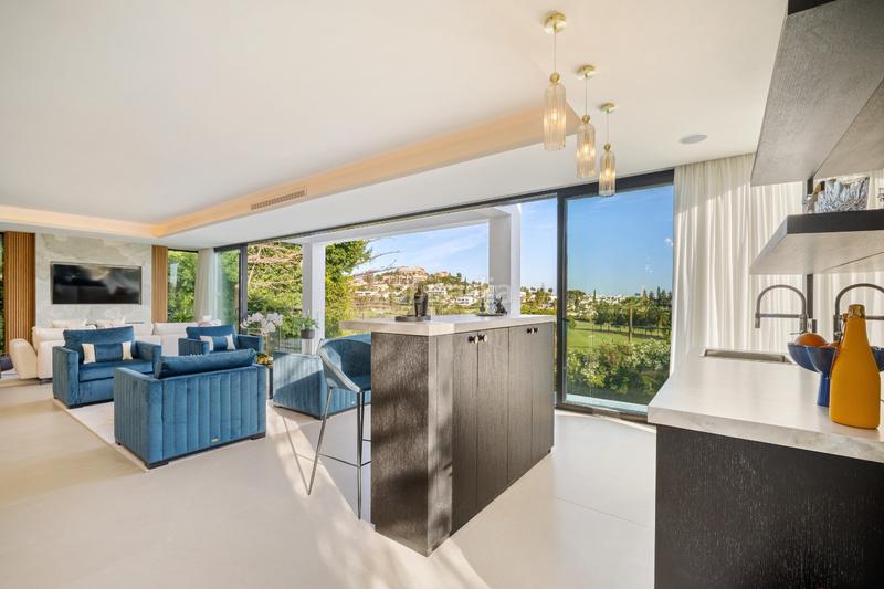 Foto f19d9423-6dd9-4237-841d-8b2e0c98da2e. Casa con parcheggio piscina in Los Naranjos Marbella