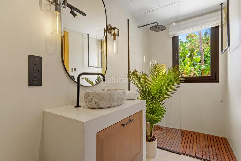 Foto f4aa0844-bd4b-4ae8-87e7-b67bf3eaca34. Casa con parcheggio piscina in Las Brisas Marbella