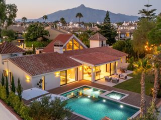 Casa a Maria de tudor 2. Villa contemporánea de una sola planta con cinco dormitorios, pi