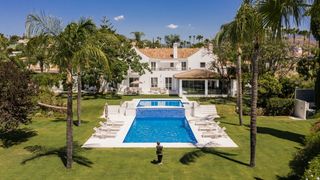 Casa in Cruz del sur-nv andalu g 5. Elegante villa de seis dormitorios con jardines paisajísticos, p