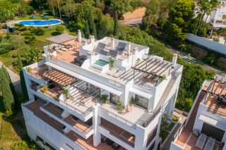 Attique à La Quinta. Impresionante ático dúplex con piscina privada y vistas espectac
