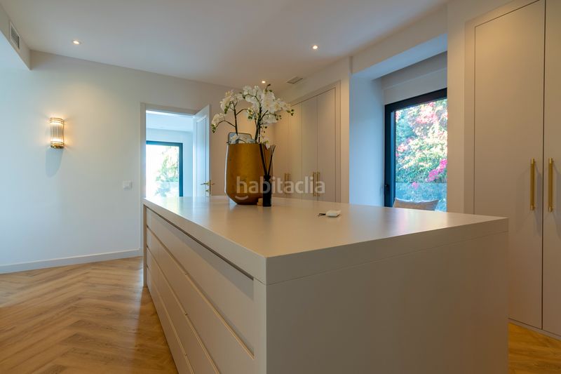 Foto 1a7b6b36-e98a-40dc-85c6-50c5eb323b2d. Casa amb aparcament piscina a Cabopino - Artola Marbella