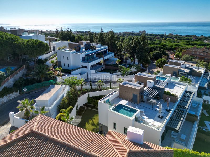 Foto 213b4e9f-7080-4b75-ab48-fd0f17ae66f7. Casa amb aparcament piscina a Cabopino - Artola Marbella