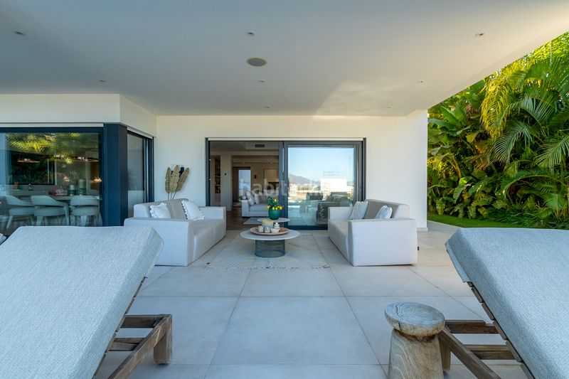 Foto 3f642f37-eab6-4f49-bc75-6c5c976c6ff5. Casa amb aparcament piscina a Cabopino - Artola Marbella