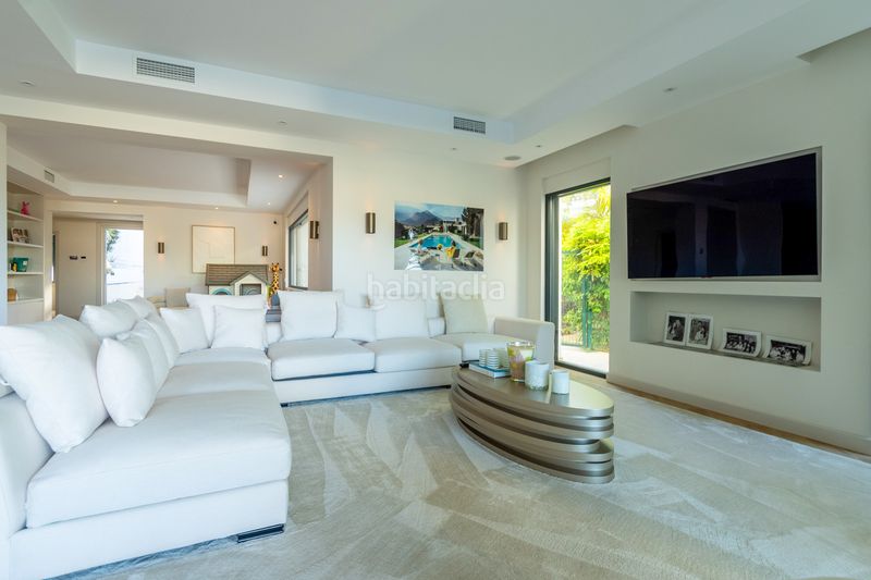 Foto 4d6d2897-b386-4b1b-a10d-e53c05ac549a. Casa amb aparcament piscina a Cabopino - Artola Marbella