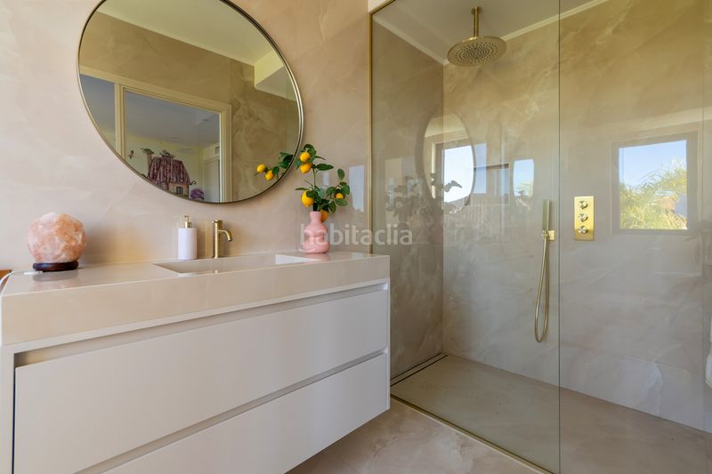 Foto 8d5130e2-02df-4d08-8801-90bab168d1e2. Casa amb aparcament piscina a Cabopino - Artola Marbella