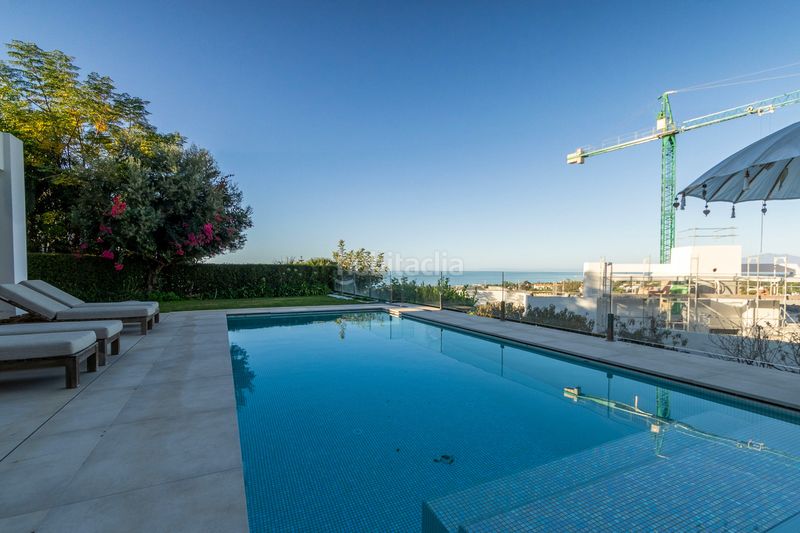 Foto eef994f5-dfbb-4218-94e2-100c0345b5c5. Casa amb aparcament piscina a Cabopino - Artola Marbella