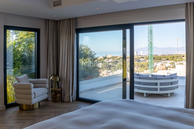 Foto f0612441-1592-4559-b0fc-562ca0aeac6f. Casa amb aparcament piscina a Cabopino - Artola Marbella