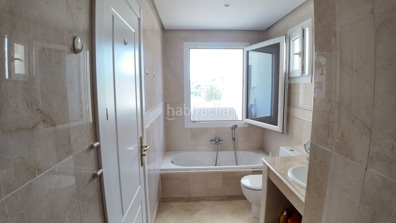 Foto 11d03165-8d1b-4a75-a039-bdb98090dd86. Apartament amb aparcament piscina a Los Naranjos Marbella