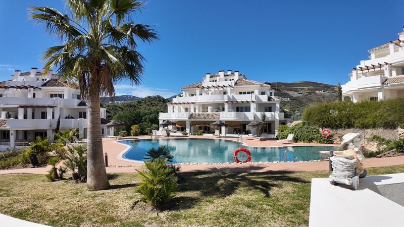 Foto 1741fca2-69a4-4e6a-aec5-bfbee518cc57. Apartament amb aparcament piscina a Los Naranjos Marbella