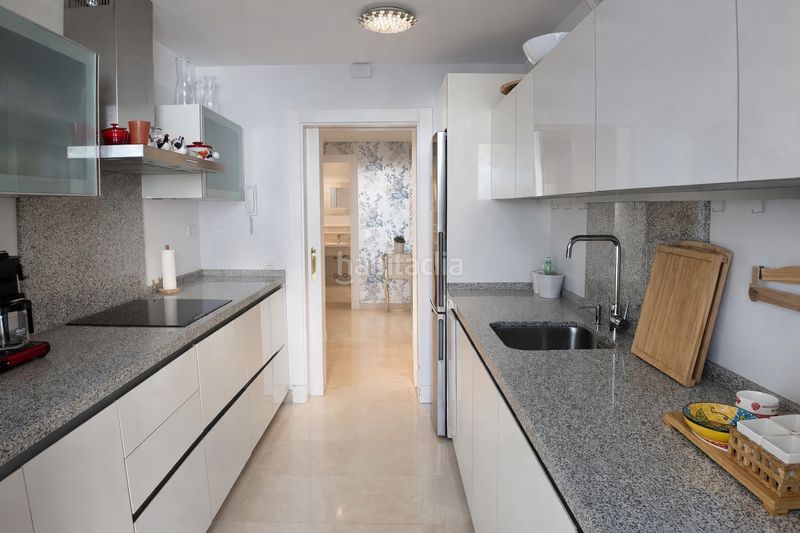Foto 82386ae6-5ec2-49e8-8b2d-066f9469b453. Apartament amb aparcament piscina a Los Naranjos Marbella