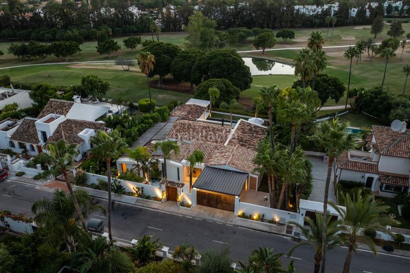 Foto a1f607fb-3bc4-4bf7-995d-71c2d60f9bcc. Casa amb aparcament piscina a Los Naranjos Marbella