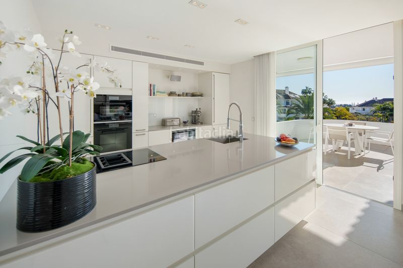 Foto 0c9b7c0b-20bd-48d3-8480-74bdd10e3804. Àtic amb aparcament piscina a lomas de Marbella club Marbella