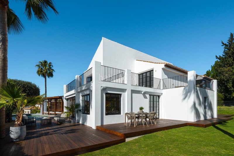 Foto 5bc667ff-dce4-4361-8f09-136d416bd289. Casa amb aparcament piscina a Los Naranjos Marbella
