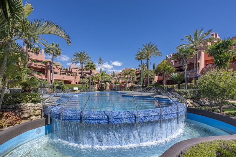 Foto b3d309c8-f63d-4876-93cd-edc8d6ef94f1. Àtic amb aparcament piscina a Guadalmansa Estepona
