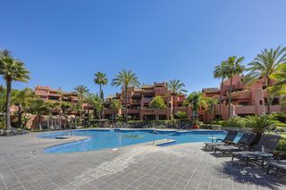 Dachwohnung in Guadalmansa. Ático dúplex de ultralujo en primera línea de playa en estepona