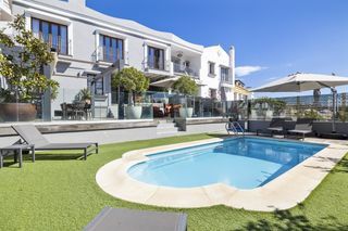 Reihenhaus in La Quinta. Amplia casa adosada de 5 dormitorios con piscina privada en la p