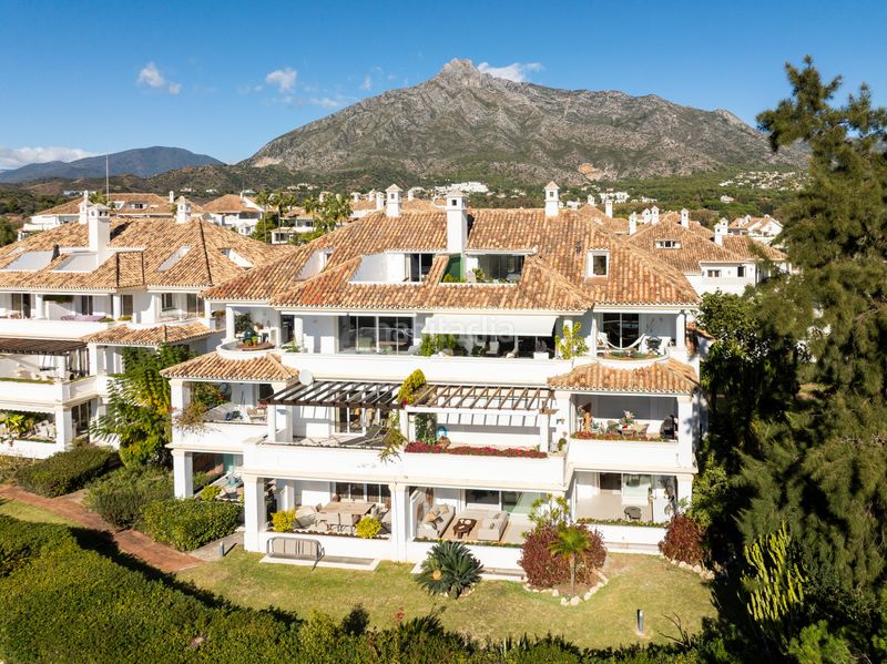 Foto 00b9115b-0b35-4a6d-8c00-8e117a59b5d4. Apartament amb aparcament piscina a lomas de Marbella club Marbella