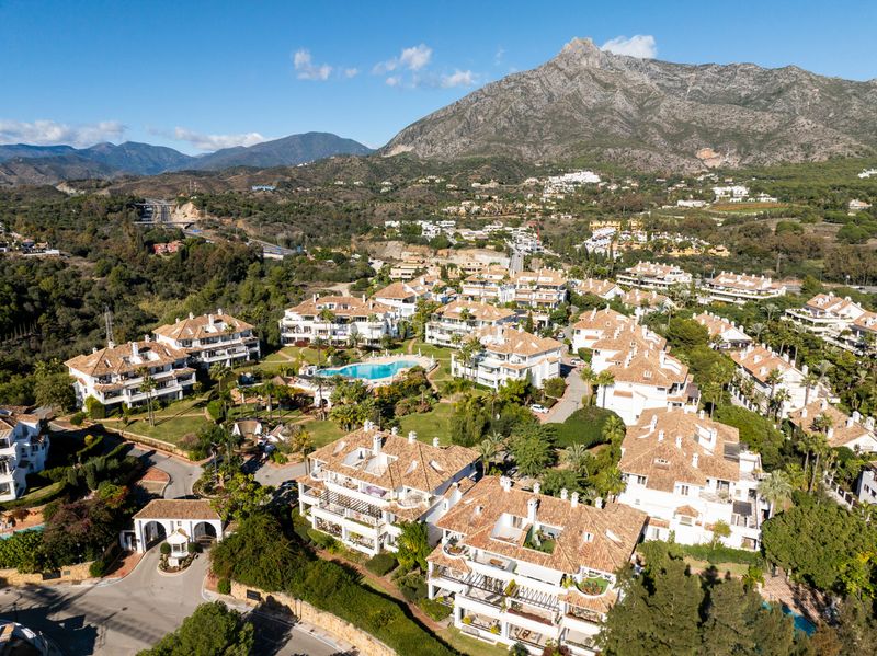Foto 168cb2cc-27c4-4e82-9dd2-4ed7cdf99ba7. Apartament amb aparcament piscina a lomas de Marbella club Marbella
