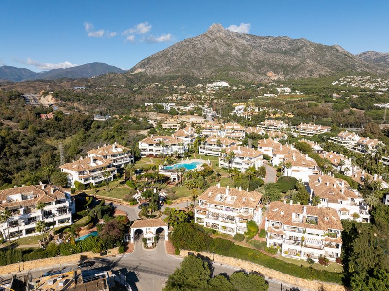 Foto 910de9e6-6975-4ded-b3cb-6ba43b2a9cdd. Apartament amb aparcament piscina a lomas de Marbella club Marbella