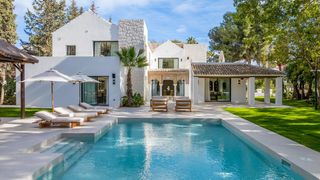 Haus in Oslo-nva andalucia d 6. Villa las palmeras  refugio de lujo en las brisas, nueva andaluc