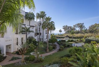 Apartment in El Velerín. Elegante apartamento totalmente renovado en primera línea de pla