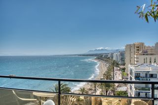 Duplex in Playa de la Fontanilla. Oportunidad única dúplex, primera línea de playa, techos de dobl