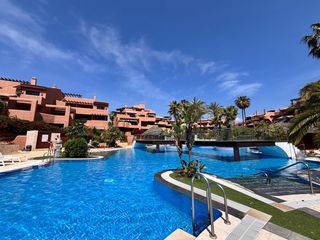 Apartamento en Kempinski. Elegante apartamento frente a la playa en una urbanización de ci