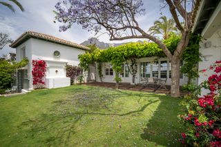 Casa en Mozart-ur sierra blanca 37. Villa de lujo de seis dormitorios que combina elegancia mediterr