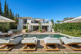 Casa a Nva andalucia aloha 186. Villa contemporánea en primera línea de golf con arquitectura el