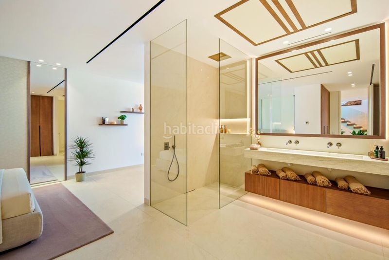 Foto d2e52dfe-840b-42c1-b67f-90f86fa072c7. Casa amb aparcament piscina a Las Brisas Marbella