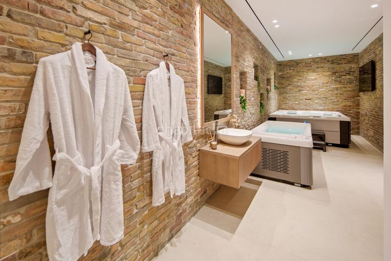Foto dd4dc81a-dbd4-49b5-b112-027b1c3b8e9b. Casa amb aparcament piscina a Las Brisas Marbella