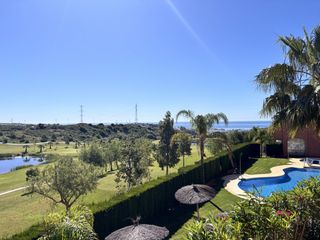 Casa adossada a El Velerín. Adosado en primera línea de golf con vistas al mar en estepona