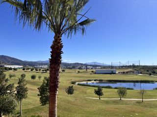 Casa adossada a El Velerín. Adosado en primera línea de golf con vistas al mar en estepona