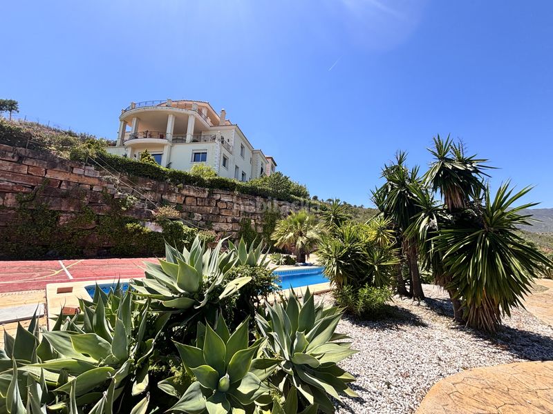 Foto 9ba3ce82-3065-425c-8fbc-ad78fe9aa066. Casa amb aparcament piscina a altos de Estepona Estepona