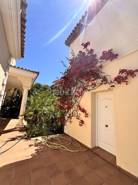 Foto e85608c4-f4bd-4a44-b2b4-23aac1de6b53. Casa amb aparcament piscina a altos de Estepona Estepona