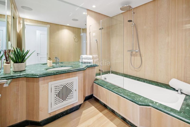 Foto b7da5fbc-69bc-4d9d-a7d5-c7d65701bd46. Dachwohnung mit parking pool in bahía de Marbella Marbella