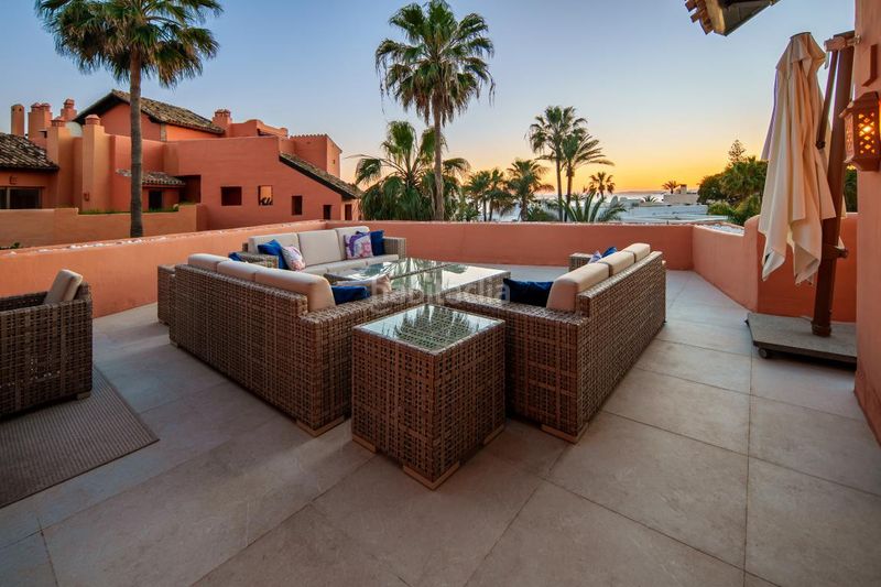 Foto e9d70bad-37d3-4853-a630-b181009a2ca8. Dachwohnung mit parking pool in bahía de Marbella Marbella