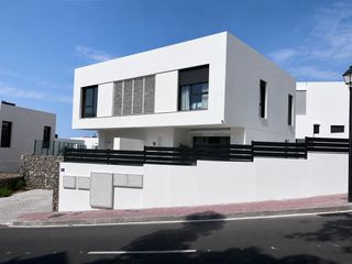 Rent Semi detached house in Riviera del Sol. Moderna casa adosada de 3 dormitorios, totalmente amueblada, con