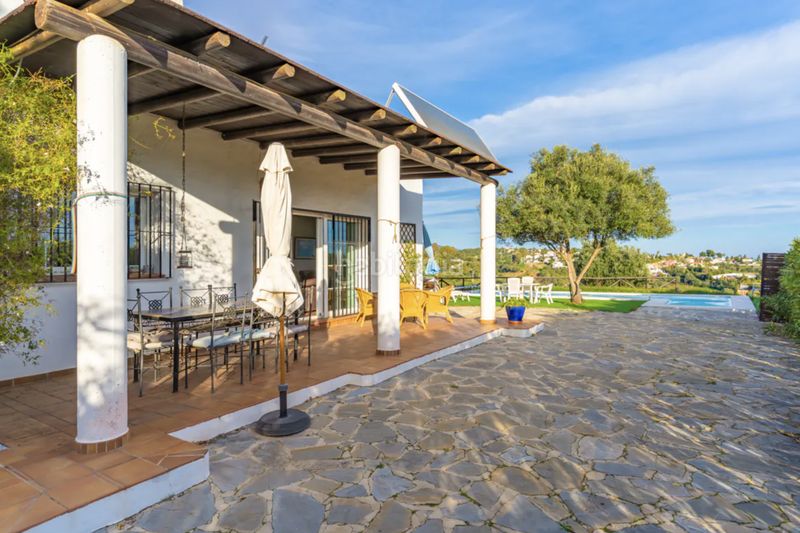 Foto 1cf078f2-b84d-45a9-a56f-97307f5f657c. Casa amb calefacció aparcament piscina a Las Lomas Estepona